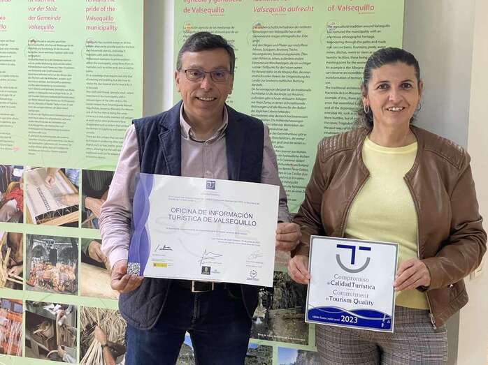 El alcalde del Ayuntamiento de Valsequillo, Francisco Atta, y la concejala de Turismo de la institución, Natalia Ramírez/TA.